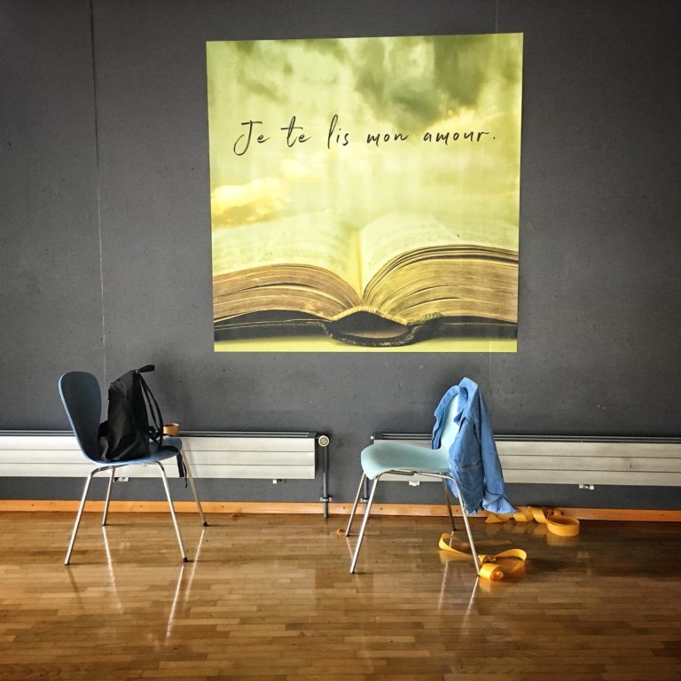 Depuis la rentrée du 26 août, les élèves de l’Ecole professionnelle de Lausanne (EPSIC) découvrent l’installation mise en place par la Compagnie Tête en l’air dans leurs espaces communs, en différents étages.