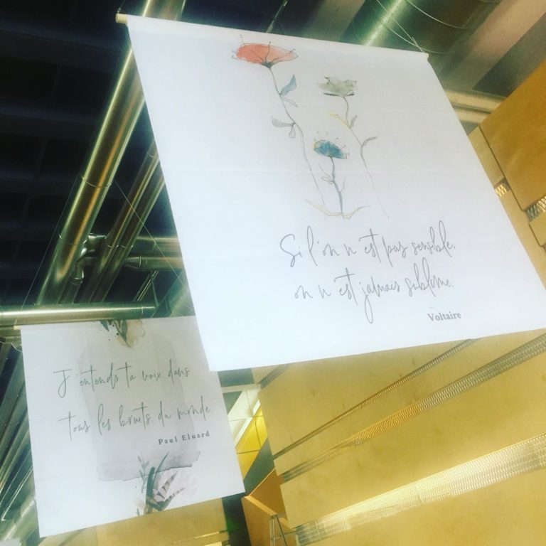 En se déplaçant dans le bâtiment, ils et elles découvrent des textes d’amour de différent-e-s auteur-ice-s renommée-e-s...
