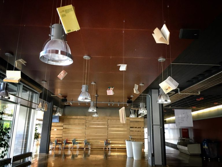 Les livres sont omniprésents, installés de façon originale ou plus classique dans les locaux fréquentés au quotidien. 